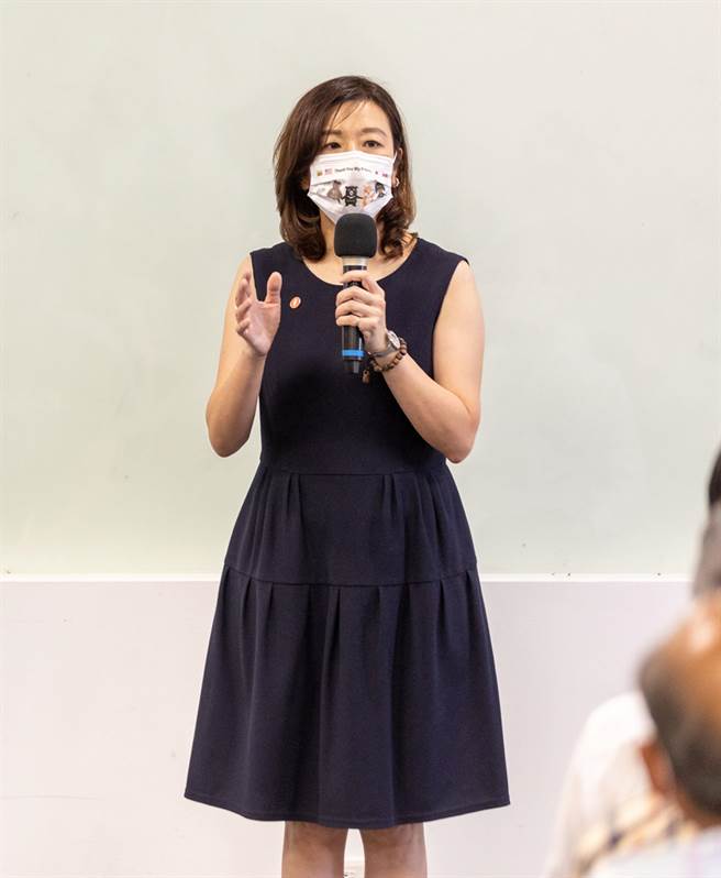 前立委林静仪医师日前还与立委庄竞程等前往陈柏惟服务处声援反罢免。（立委陈柏惟服务处提供）