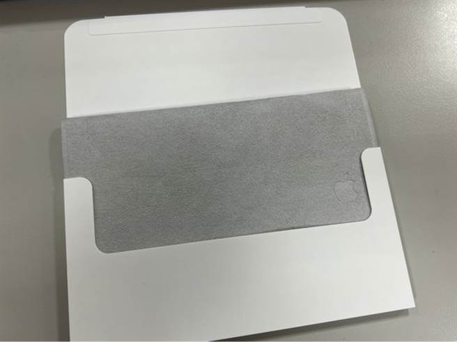 有网友开箱分享Apple原厂擦拭布实体照片，引起热议。(摘自PTT)