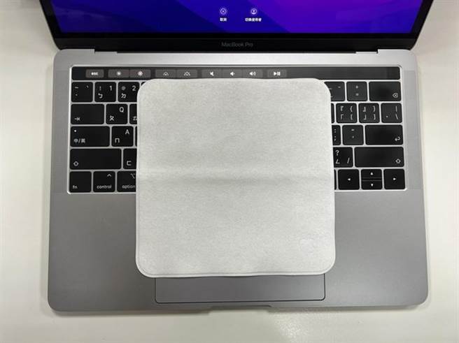 有网友将擦拭布摊开在13吋MacBook Pro比较大小。(摘自PTT)