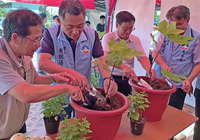 楊鎮浯縣長（左二）與環保署長張子敬（右二）等人使用廚餘有機肥料栽種蔬果，一起示範再利用。（中時資料照片／李金生攝）