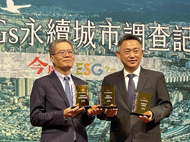 離島金門在《今周刊》「2021永續城市」調查評比中，獲得「永續城市特優獎」、「環境力特別傑出獎」、「最佳防疫表現獎」3個獎項的高度肯定。楊鎮浯縣長（右）今天赴台出席頒獎典禮。（縣府觀光處提供）