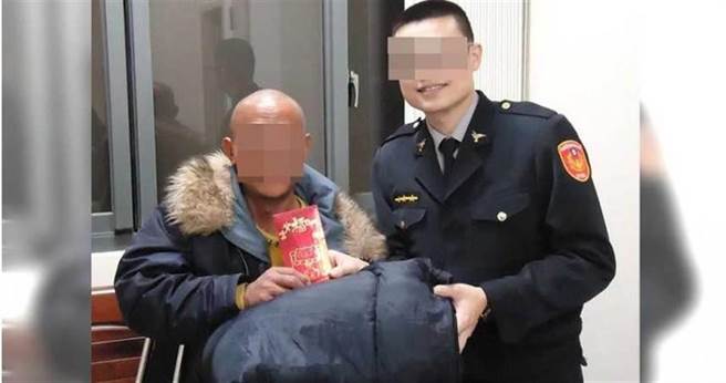 黄姓员警曾自掏腰包帮助游民，善举登上媒体版面，更被封为「暖警」。（图／报系资料照）