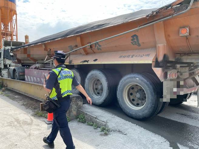 砂石車頻繁進出172線與南98線路口，27日白河警分局動員15名警力，一大清早共計取締違規7件。（讀者提供／張毓翎台南傳真）