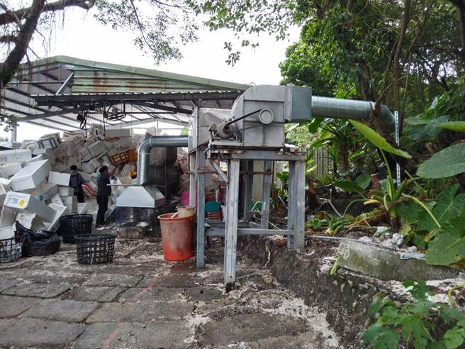 基隆市保丽龙回收工厂近期不断飘出异味，业者虽装设集气机及空气滤净机改善，附近居民仍于夜晚闻到刺鼻味，要求工厂迁址。（陈彩玲摄）