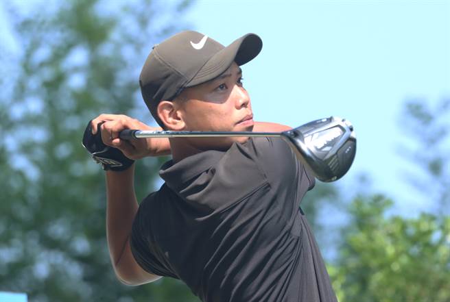 高雄公开赛第一回合许闳轩打出低于标准5杆的67杆成绩领先群雄。(大会提供)