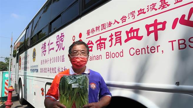 吴震彦积极「开垦」人生第二春，也不忘做公益，27日举办捐血活动并提供自家蔬菜，鼓励民眾捐血。（张毓翎摄）