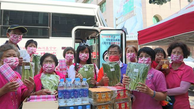 今天绿食农场首次媒合台南市蝴蝶兰妇女联盟协会、台南警察之友会白河办事处，举办捐血活动。（张毓翎摄）