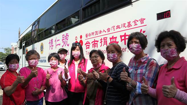 台南市蝴蝶兰妇女联盟协会热情共襄盛举。（张毓翎摄）