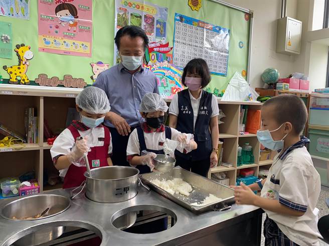嘉义县长翁章梁（后排左一）上月到溪口国小视察营养午餐防疫状况，也指示教育处全力协助该校中央厨房扩建工程。（本报资料照片）