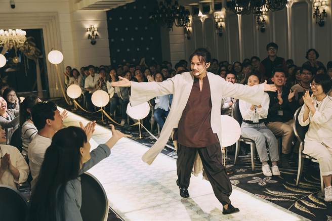 姚淳耀在《我愿意》饰演邪教教主演技大爆发。（络思本娱乐制作公司提供）