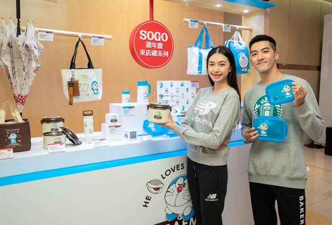 SOGO周年庆哆啦A梦来店礼共40款，粉丝跨越各年龄层。（石智中摄）