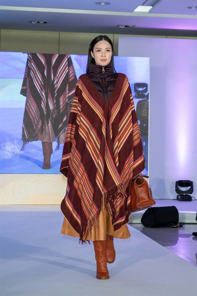 伊林娱乐名模吴品萱展演Chloe秋冬新装，时尚大气。（石智中摄）