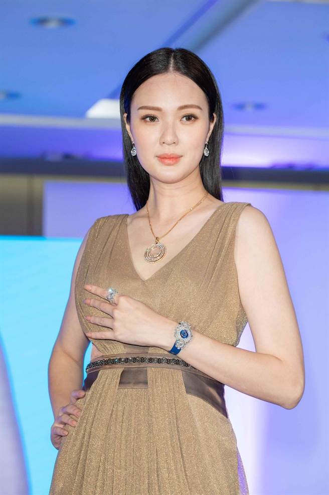 伊林娱乐名模吴品萱穿黄淑琦礼服展演萧邦珠宝，优雅贵气。（石智中摄）