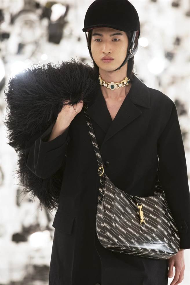 SOGO復兴馆GUCCI x BALENCIAGA联名系列Jackie包，9万8500元。（SOGO提供）