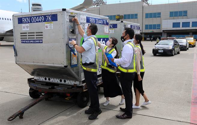 30万剂疫苗分装在1大2小的冷链温控柜，日航地勤人员上前确认冷链温控柜温度保持在运送的正常值后，才由拖车送往仓储中心。（陈麒全摄）