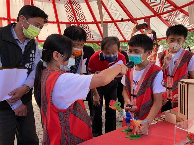 桃园市復兴区12所高中小学成立课程策略联盟举办成果展，霞云国小团队获得特优。（吕筱蝉摄）