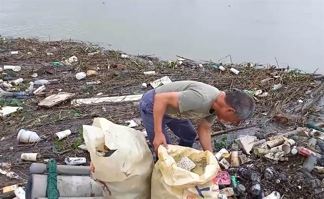 嘉縣六腳鄉民張永琳感嘆河川垃圾多，自動自發划膠筏撿垃圾。（姜梅紅提供／張亦惠嘉縣傳真）