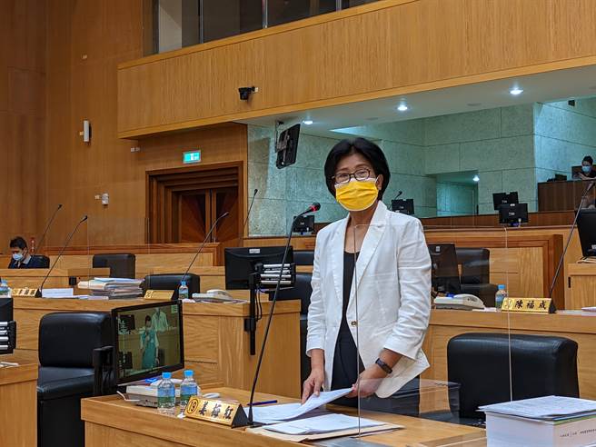 嘉義縣議員姜梅紅今天在縣議會質詢時提出河川垃圾、交流道旁遭亂丟垃圾等問題。（姜梅紅提供／張亦惠嘉縣傳真）