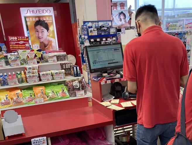 有民眾爆料，有人一次性拿百張連號的「Puli做環保興經濟兌換券」買生活用品，懷疑其中有貓膩，但店家指出，沒連號，烏龍爆料。（民眾提供／黃國峰南投傳真）