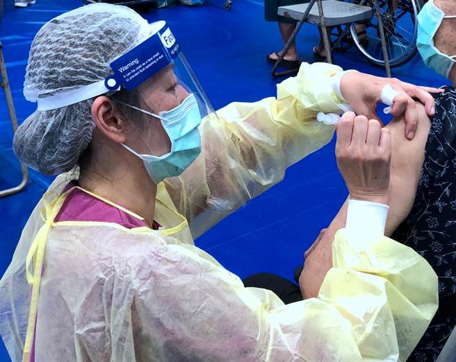 金門拚第2劑莫德納疫苗覆蓋率，縣府今晚宣布採取「中央平台」、「地方預約門診」雙軸方式進行，提供鄉親最方便的自行預約選擇。（李金生攝）