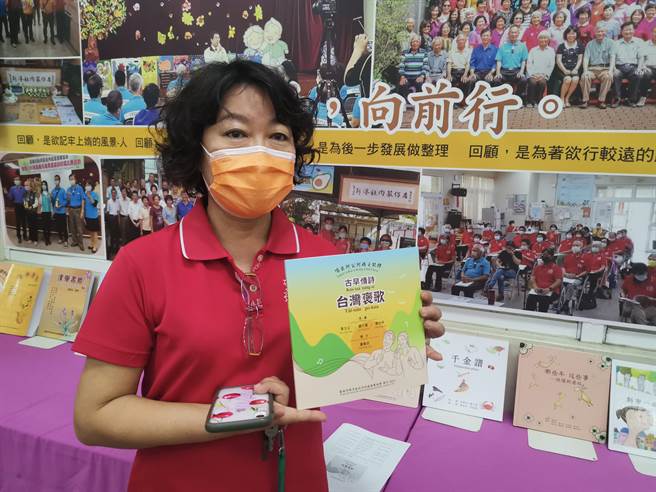 推廣台語文化8年，新市社內社區已出書13本。(劉秀芬攝)
