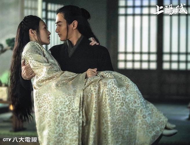 周一围公主抱章子怡。（八大戏剧台提供）