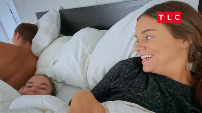 布魯克婚後邀請妹妹貝莉與自己的丈夫同床共枕。（TLC旅遊生活頻道提供）