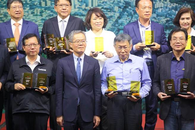 今周刊所做的SDGc永续城市调查27日举办结果公布记者会，台北市长柯文哲（前排右二）、桃园市长郑文灿（前排左一）、屏东县长潘孟安（后排左二）、嘉义县长翁章梁（后排右二）、新竹县长杨文科（后排左一）、宜兰县长林姿妙（后排右一）与嘉义市长黄敏惠（后排中）等人同台出席，柯会后被问及评比结果，对于高雄防疫满意度最高，台北市防疫表现却最后一名，对此，柯回应，「台湾是一个充满惊讶的国家」、「台湾是惊奇之岛」。（张铠乙摄）
