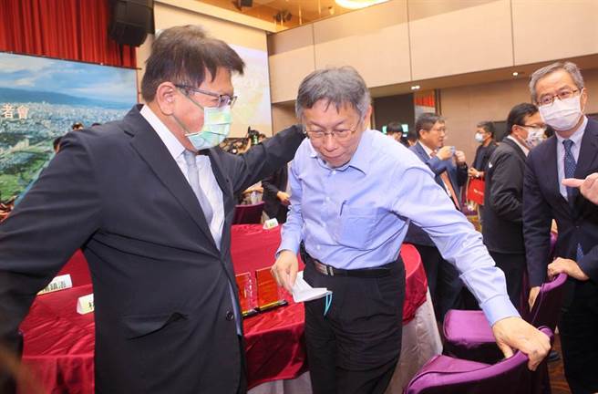 今周刊所做的SDGc永续城市调查27日举办结果公布记者会，台北市长柯文哲（中）、屏东县长潘孟安（左）等人同台出席，活动结束后两人互动热烈。（张铠乙摄）
