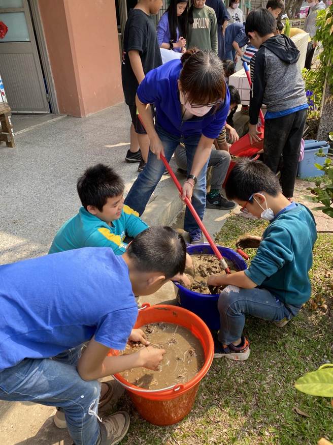 后壁区新东国小以社区资源发展学校特色，打造一套顺天适地应人的稻米课程。(台南市教育局提供／曹婷婷台南传真 )