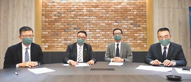 国泰世华银董事长郭明鑑（左二）、副董事长蔡宗翰（右二）、总经理李伟正（左一）及发言人邓崇仪（右一）在线上记者会说明ATM升级检讨方案。图／撷取自线上记者会画面