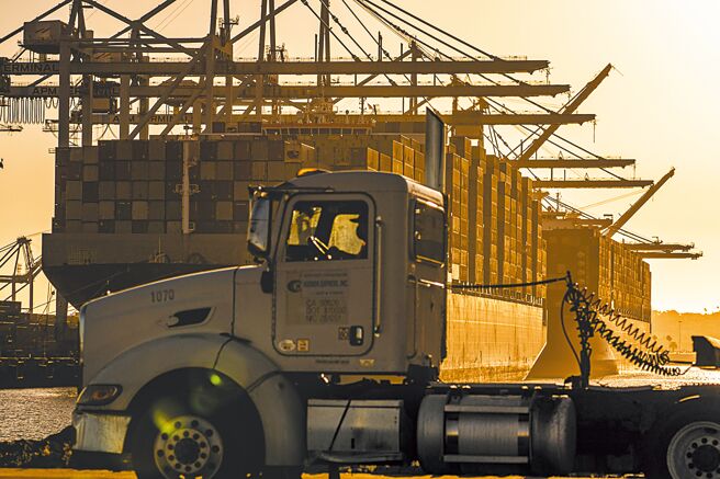 洛杉矶、长滩港宣布，货柜停留港口若超过九天，将向海运公司开罚。图／美联社