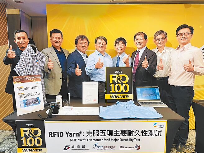 技轉合作廠商韋僑副總顏天霖（左三起）、中冠資訊經理蔡忠融、路得潔淨總經理胡育誠、與紡織所協理邱勝福以及紡織所研發團隊合影。圖／李水蓮