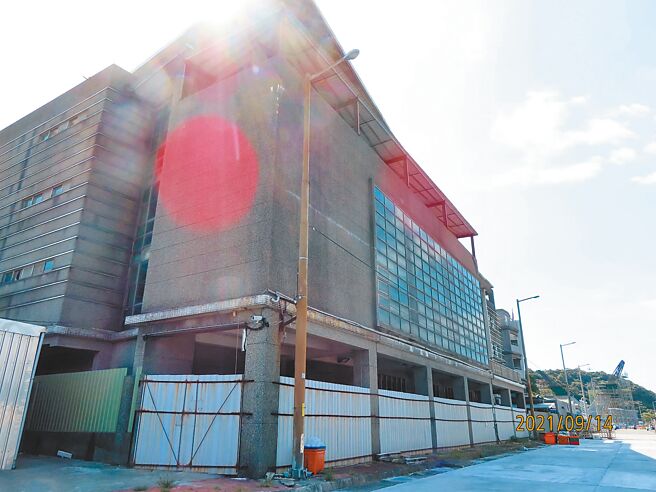 為提供外籍漁工優質的住宿環境，宜蘭縣政府擬將南方澳岸置中心轉型活化為外籍漁工多功能會館，圖為岸置中心外觀。（宜蘭縣政府提供／李忠一宜蘭傳真）