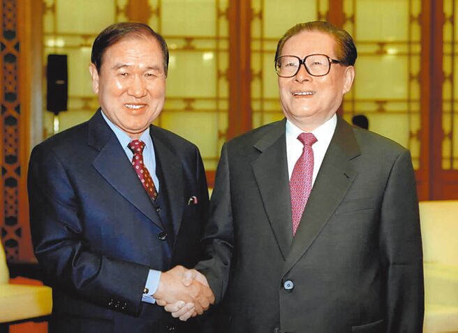 韩国前总统卢泰愚（左）任内韩中建交，卢卸任后于2002年11月访问北京，并在北京人民大会堂与中国国家主席江泽民会面。（新华社）