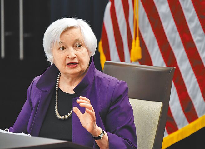 大陆国务院副总理刘鹤26日应约与美国财政部长叶伦（见图）视讯通话。（新华社）