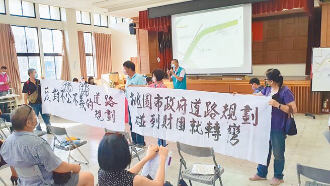 桃园市府新辟道路改道后拆迁户从1户变8户，在地议员蔡永芳帮住户伸冤。（蔡依珍摄）