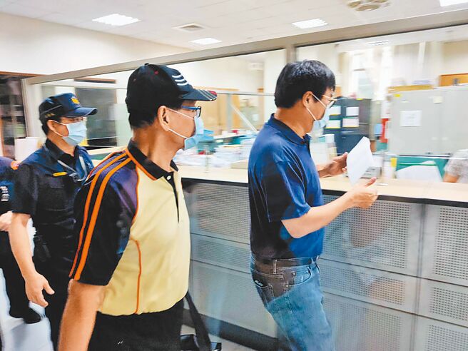 因台开案被判刑确定的前总统陈水扁亲家赵玉柱（左），在小儿子赵建勋（右）的陪同下，前往台南地检署报到。（洪荣志摄）