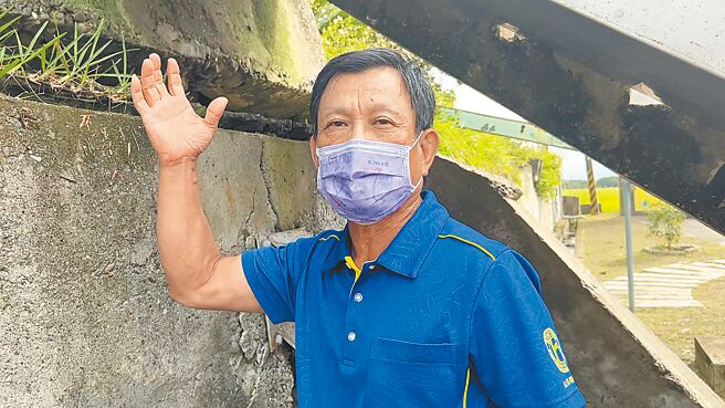 台東縣池上鄉大坡國小位於歐亞板塊和菲律賓海板塊斷層帶上，池上鄉文化解說員范振原說，校園內1座滑梯後方間隙每年都會抬升。（蔡旻妤攝）