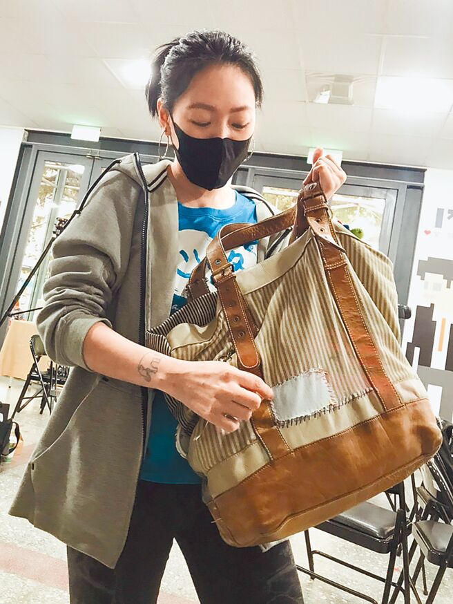小S昨仍背着已使用13年爱包，开心跟大家分享包包缝补过程。（陈俊吉摄）