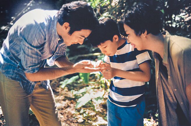 苏佩卿（右）将推出新英文单曲，好友凤小岳（左）、儿子一起拍摄MV。（漂流乐集提供）