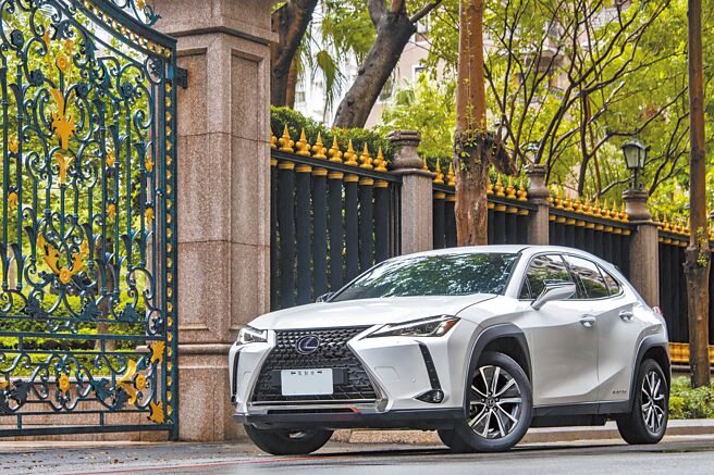 LEXUS UX 300e沿襲UX家族經典紡錘型水箱護罩、L-Shaped箭矢型日行燈、空氣力學車身與辨識度極高的LED尾燈等，售價169.9萬元。（陳大任攝）