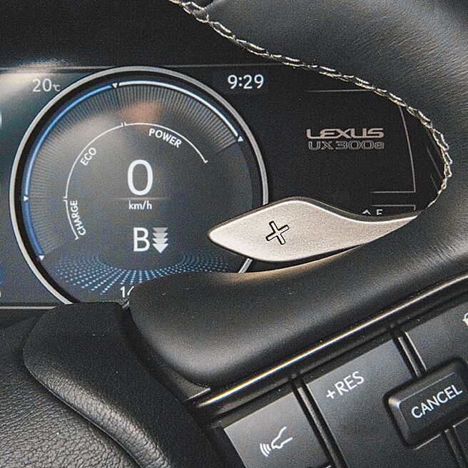 1.方向盤有動能回充調節撥片，有四段可供選擇。（陳大任攝）