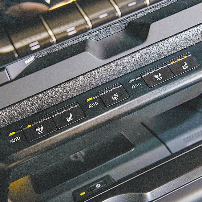 2.前座椅、方向盤具自動溫控，亦可手動調整。（陳大任攝）