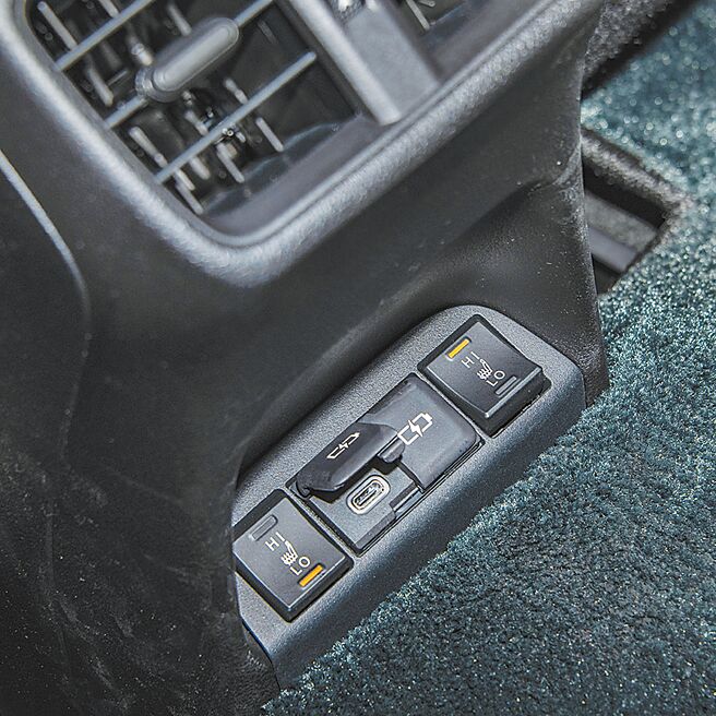 3.後座出風口下方有座椅加溫及充電插孔。（陳大任攝）