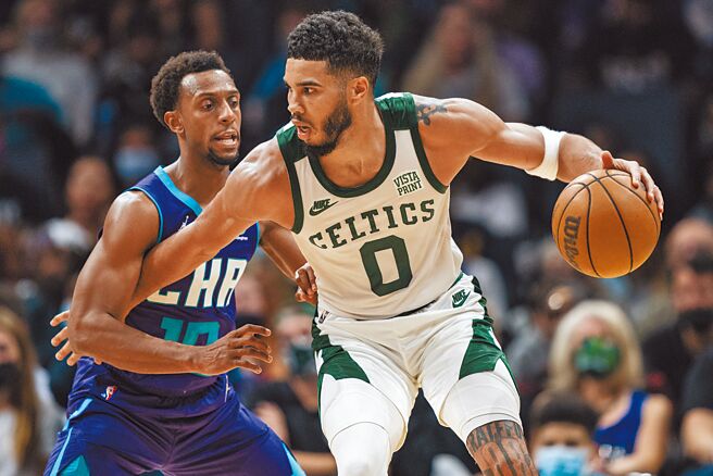 塞尔提克球星塔图（右）对黄蜂拿下41分，外带7篮板、8助攻。（美联社）