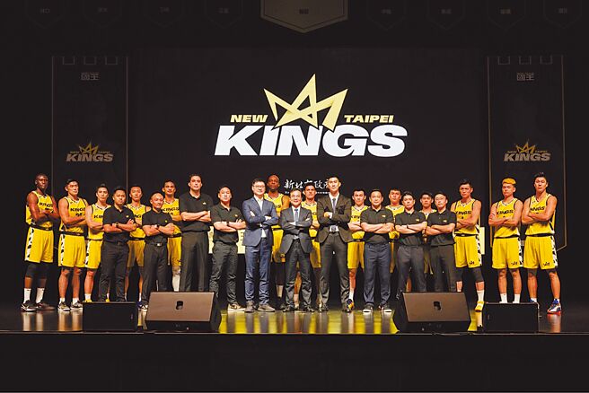 PLG联盟新球队新北国王昨举办冠名成军仪式，总经理毛加恩直言球队在补进了「阿美族战士」杨敬敏与「新台湾人」戴维斯之后，新赛季目标从晋级季后赛提升至争夺总冠军。（新北国王提供）