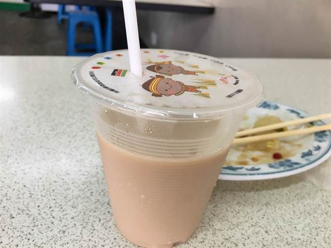 早餐店大冰奶一直是網友口中的「便秘良藥」。(圖／爆怨公社)