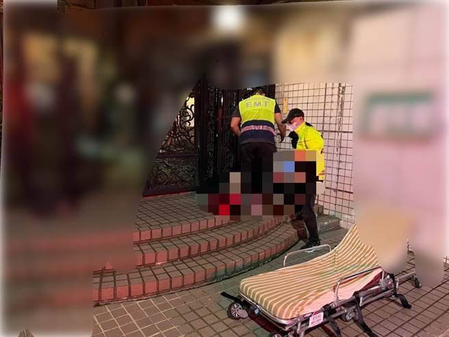 28岁黄姓男子27日晚间10时许，在新北市林口区丽园二街遭友人持西瓜刀砍伤，黄男身中5刀倒卧血泊中，警、消获报将黄男送医急救。（翻摄画面）