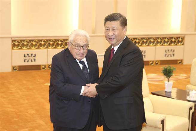 季辛吉推动美中建交有功，长期以来支持中国政府，是中国人民的老朋友，也是唯一曾在国际上推动「两个中国」而没有被北京批评的人。（图／中新社）
